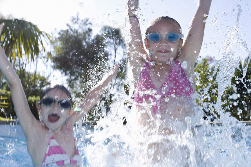 西方人,儿童,两个人,家庭,游泳池,横图,室外,白天,正面,泳装,比基尼,纯洁,水,植物,欧洲,欧洲人,飞溅,溅,眼镜,液体,泳镜,水池,水滴,水面,泳池,水珠,树,树木,小孩,蓝色,绿色,蓝天,天空,自然,游泳眼镜,天,温暖,温馨,一家人,可爱,童年,童趣,生长,晴朗,成长,和睦,喷洒,童真,烂漫,无邪,万里无云,天真,女孩,女人,女性,白种人,晴空,晴空万里,半身,彩图,三点式,泳衣,融洽,女生