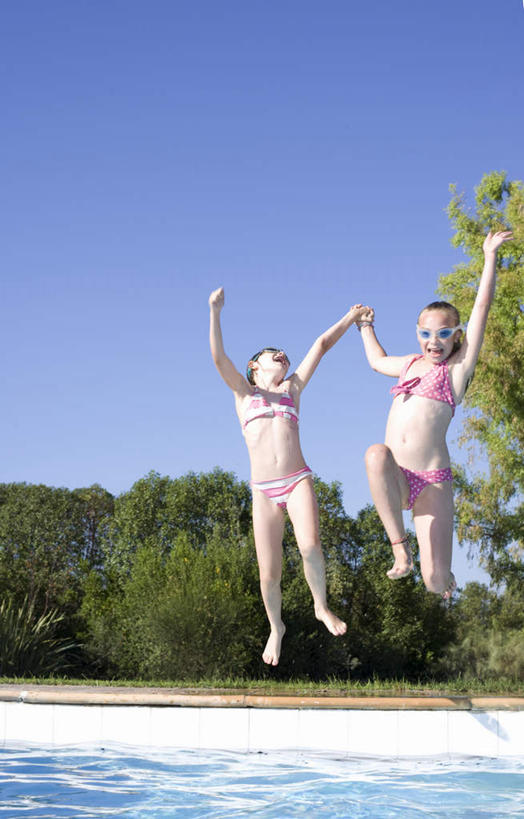 西方人,儿童,两个人,家庭,游泳池,跳,举,竖图,室外,白天,正面,泳装,比基尼,纯洁,水,植物,欧洲,欧洲人,水池,水面,半空,注视,泳池,小孩,蓝色,绿色,蓝天,天空,自然,天,观察,看,托,温暖,温馨,一家人,可爱,童年,童趣,生长,晴朗,成长,观看,和睦,察看,关注,童真,烂漫,无邪,万里无云,天真,女孩,女人,女性,白种人,晴空,晴空万里,举起,举手,举着,跳跃,向上举,向上伸,向上托,彩图,全身,三点式,泳衣,融洽,女生