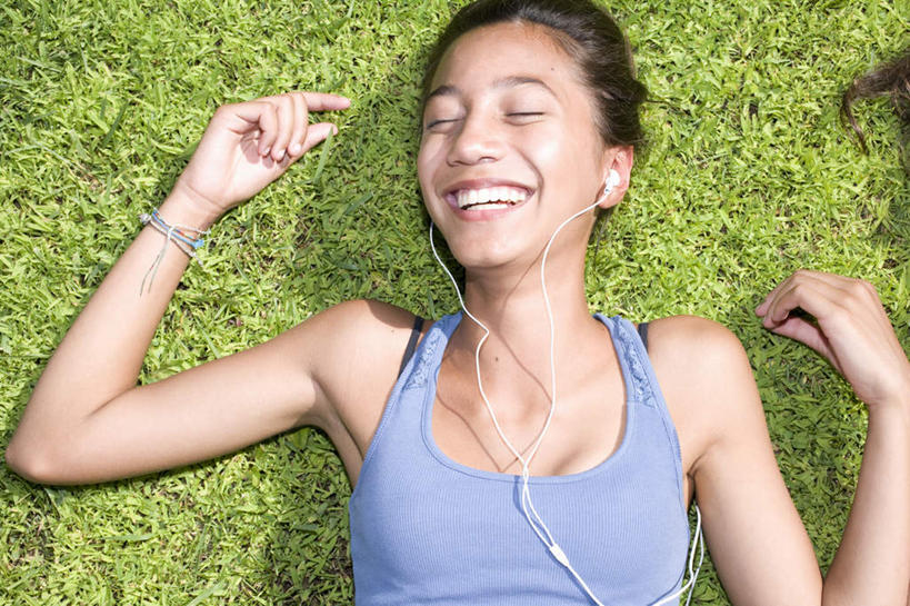 西方人,儿童,一个人,躺,闭眼,笑,微笑,露齿笑,横图,俯视,室外,白天,快乐,满意,幸福,纯洁,草地,草坪,植物,欧洲,欧洲人,仅一个女性,仅一个人,阴影,服装,光线,背心,影子,音响,音乐,听,娱乐,草,小孩,衣服,绿色,阳光,耳机,仅一个小孩,享受,休闲,放松,可爱,童年,童趣,服饰,舒适,享乐,衣着,穿着,童真,烂漫,无邪,衣饰,卧着,天真,女孩,女人,女性,白种人,孩子,闭眼睛,闭着眼,闭着眼睛,躺着,卧,半身,彩图,高角度拍摄,女生