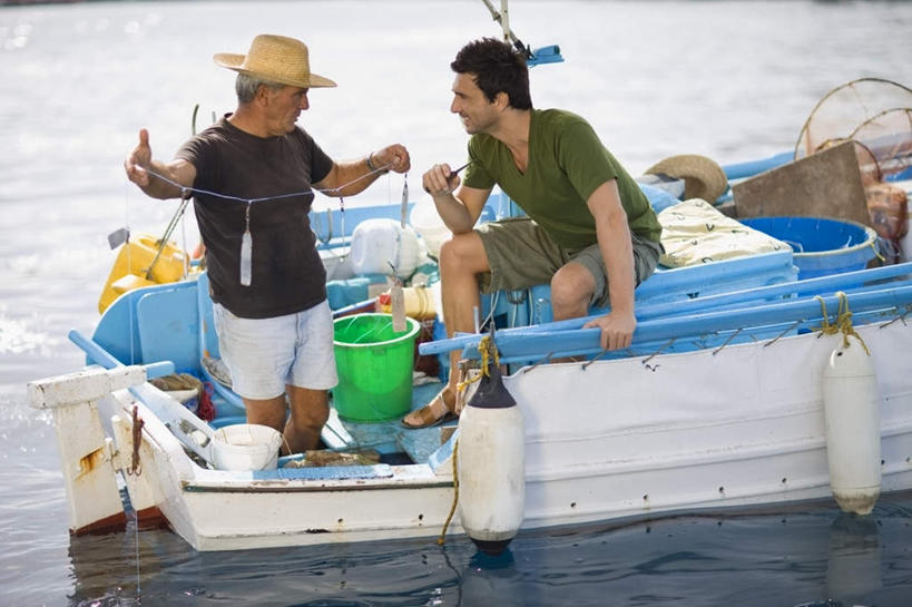 西方人,两个人,家庭,父亲,儿子,站,坐,说,横图,室外,白天,正面,讨论,海浪,海洋,船,帽子,欧洲,欧洲人,握,服装,草帽,桶,塑料,浪花,木船,拿,拿着,注视,休闲装,衣服,海水,容器,塑料制品,交通工具,观察,看,站着,休闲,温暖,温馨,父子,一家人,休闲服,父爱,握着,服饰,观看,储藏,渔具,塑料桶,和睦,察看,舟,储存,关注,载具,海景,鱼线轮,卷线器,交流,老年男性,男人,男性,中年男性,白种人,大海,风浪,海,海水的波动,近岸浪,涌浪,沟通,讲话,交谈,商讨,说话,谈话,站立,坐着,彩图,全身,融洽,贮存