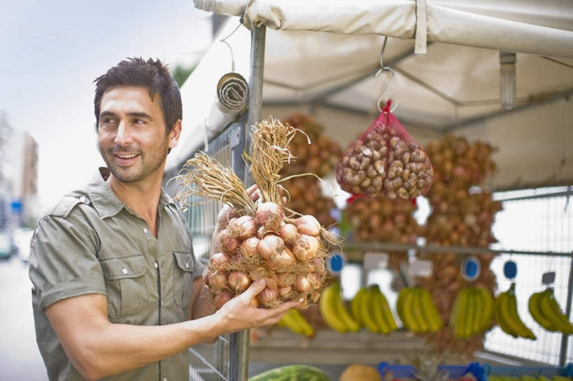 西方人,一个人,店员,商店,站,笑,微笑,露齿笑,横图,室外,白天,正面,香蕉,蔬菜,水果,欧洲,欧洲人,仅一个男性,仅一个人,仅一个中年男性,吊挂,握,悬挂,服装,新鲜,生食,食品,果实,挂,拿,拿着,注视,休闲装,商铺,蔬果,货架,架子,食物,衣服,观察,看,站着,营业员,休闲,休闲服,握着,服饰,有机食品,绿色食品,观看,察看,关注,陈列架,超市货架,市肆,商号,销售人员,男人,男性,中年男性,白种人,售货员,甘蕉,站立,半身,彩图,店铺