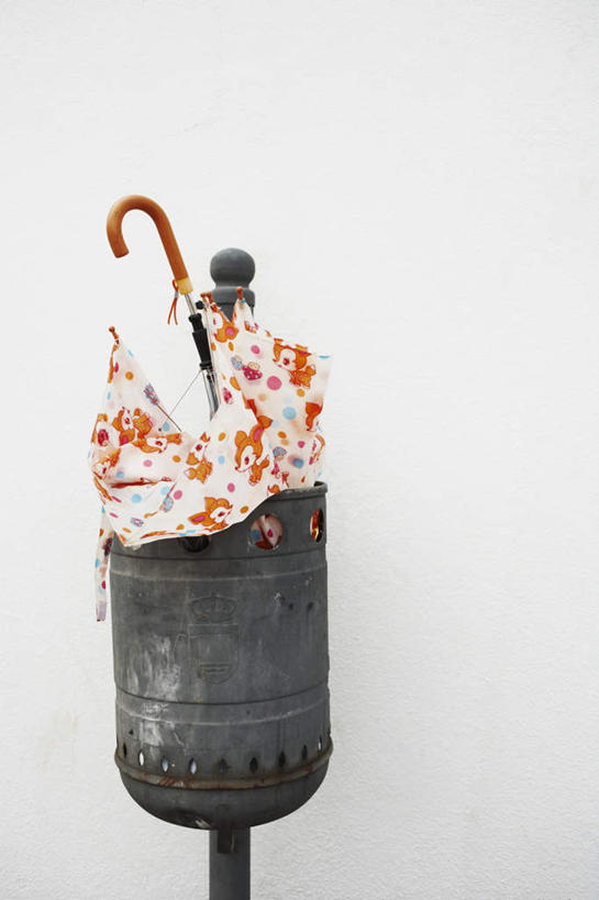 无人,竖图,室内,白天,白色背景,正面,环保,伞,雨伞,遮阳伞,垃圾桶,破坏,阳伞,破损,一个,容器,摄影,影棚,能源,单个,储藏,垃圾箱,损坏,回收,资源,太阳伞,储存,利用,低碳,循环,持续,彩图,影棚拍摄,拍摄,贮存