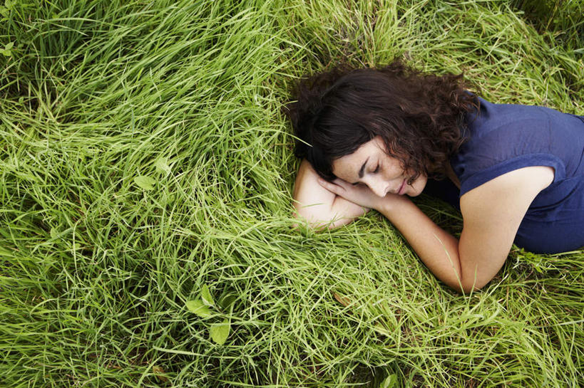 西方人,一个人,躺,闭眼,笑,睡,微笑,露齿笑,横图,俯视,室外,白天,草地,草坪,植物,欧洲,欧洲人,仅一个女性,仅一个人,服装,休闲装,草,衣服,绿色,趴着,仅一个中年女性,休闲,休闲服,服饰,卧着,女人,女性,中年女性,白种人,闭眼睛,闭着眼,闭着眼睛,困,困觉,趴,寝息,睡觉,躺着,卧,半身,彩图,高角度拍摄