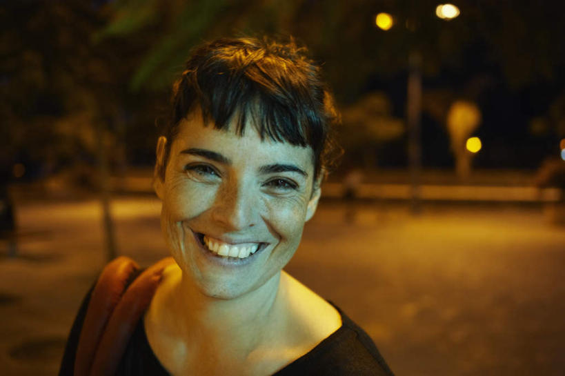 西方人,脸,头,脸颊,一个人,站,笑,微笑,露齿笑,横图,室外,夜晚,正面,植物,欧洲,欧洲人,仅一个女性,仅一个人,阴影,服装,朦胧,模糊,光线,影子,灯光,棕色,注视,休闲装,肩膀,树,树木,衣服,绿色,自然,观察,看,站着,仅一个中年女性,休闲,休闲服,服饰,生长,成长,观看,察看,关注,女人,女性,中年女性,白种人,头部,直发,脸部,脸蛋,面部,站立,半身,彩图,短发