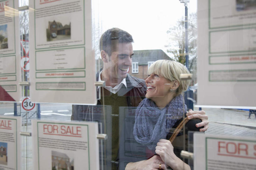 西方人,孕妇,背,两个人,家庭,夫妻,家,站,笑,微笑,露齿笑,横图,室内,白天,正面,爱情,窗户,落地窗,欧洲,欧洲人,握,服装,装饰,英文,包,标志,材料,档案,皮包,文件,文字,纸,字符,字母,房屋,屋子,浪漫,拿,拿着,注视,休闲装,标识,楼房,玻璃窗,住宅,衣服,蓝色,蓝天,天空,手稿,围巾,资料,天,背着,观察,看,站着,休闲,温暖,温馨,一家人,怀孕,休闲服,恩爱,握着,恋人,服饰,晴朗,围脖,观看,保暖,英文字母,华丽,单肩包,证明,点缀,和睦,察看,待产,御寒,关注,文档,万里无云,衬托,美观,雅致,雅观,妊娠,准妈妈,背负,男人,男性,年轻女性,女人,女性,中年男性,白种人,年轻人,夫妇,情侣,产妇,晴空,晴空万里,站立,半身,彩图,房子,伴侣,融洽