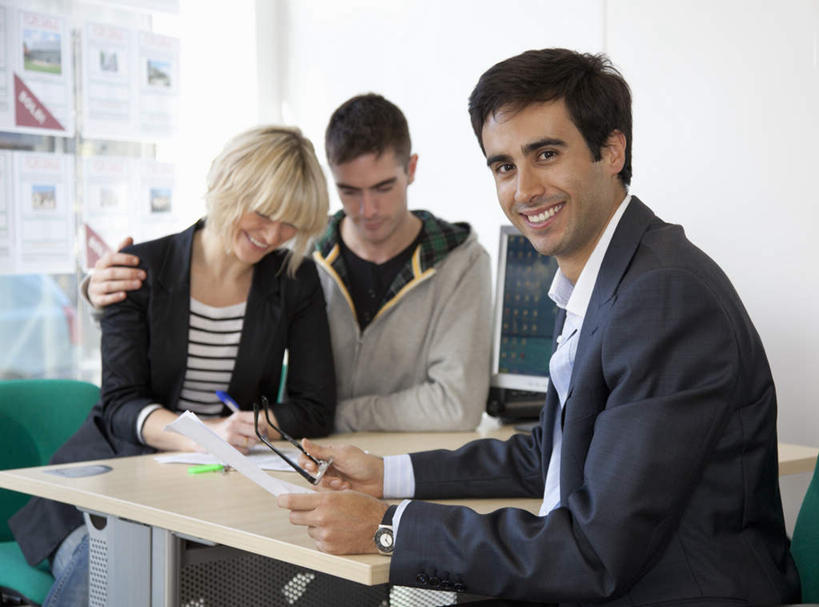 西方人,三个人,店员,办公室,坐,笑,微笑,露齿笑,横图,室内,白天,正面,爱情,电脑,显示器,鼠标,键盘,窗户,落地窗,桌子,椅子,欧洲,欧洲人,握,服装,网络,材料,档案,文件,纸,办公桌,墙,浪漫,拿,拿着,扭头,注视,休闲装,输入设备,通讯设备,玻璃窗,墙壁,墙面,衣服,手稿,资料,观察,看,转头,营业员,休闲,温暖,温馨,休闲服,台式电脑,恩爱,握着,恋人,服饰,观看,证明,和睦,察看,关注,文档,通信设备,输出设备,销售人员,男人,男性,年轻男性,女人,女性,中年女性,白种人,情侣,售货员,坐着,半身,彩图,伴侣,融洽