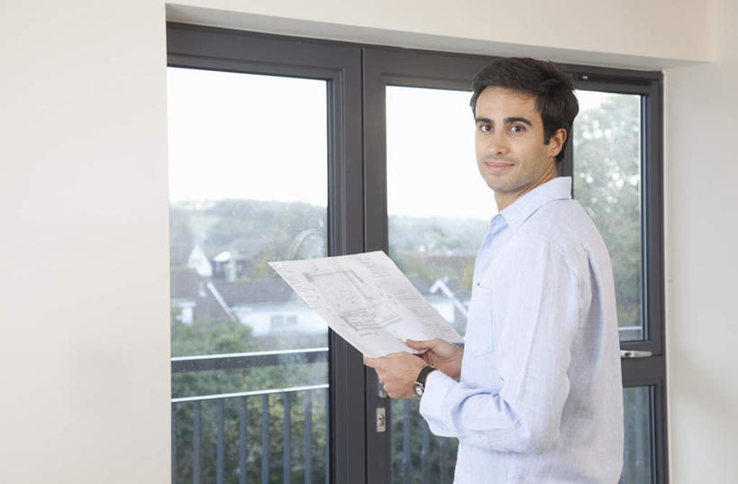 西方人,一个人,站,笑,微笑,横图,室内,白天,侧面,窗户,欧洲,欧洲人,仅一个男性,仅一个人,握,服装,材料,档案,文件,纸,墙,拿,拿着,扭头,注视,休闲装,玻璃窗,墙壁,墙面,仅一个年轻男性,衣服,手稿,资料,观察,看,站着,转头,休闲,休闲服,握着,服饰,观看,证明,察看,关注,文档,男人,男性,年轻男性,白种人,站立,半身,彩图