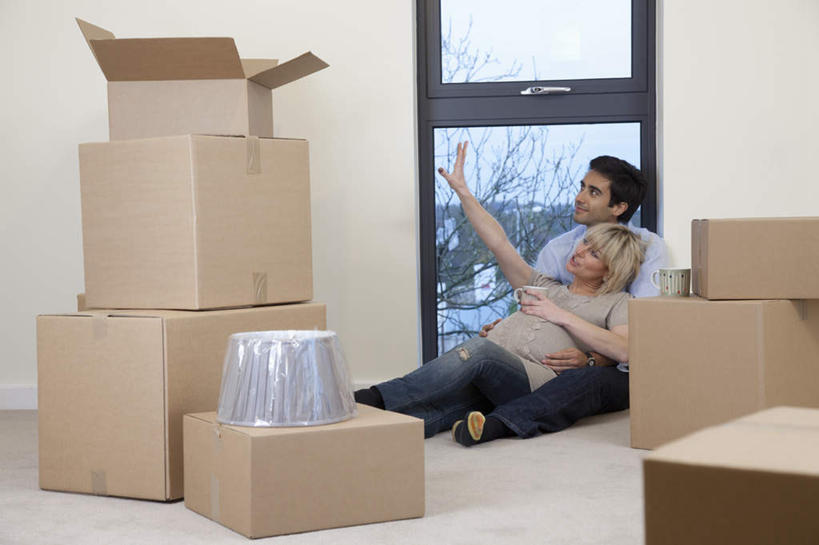 西方人,孕妇,两个人,家庭,夫妻,坐,躺,举,横图,室内,白天,正面,爱情,窗户,杯子,欧洲,欧洲人,一堆,许多,握,堆叠,堆积,服装,包装,瓷器,桶,纸箱,塑料,墙,咖啡杯,陶瓷制品,很多,浪漫,拿,拿着,注视,休闲装,玻璃窗,墙壁,墙面,衣服,容器,塑料制品,箱子,观察,看,托,休闲,温暖,温馨,一家人,怀孕,休闲服,恩爱,握着,恋人,服饰,观看,储藏,堆,塑料桶,和睦,察看,待产,储存,关注,纸板箱,瓷杯,包装箱,妊娠,准妈妈,卧着,男人,男性,年轻男性,女人,女性,中年女性,白种人,夫妇,情侣,产妇,举起,举手,举着,躺着,卧,向上举,向上伸,向上托,坐着,半身,彩图,伴侣,融洽,贮存