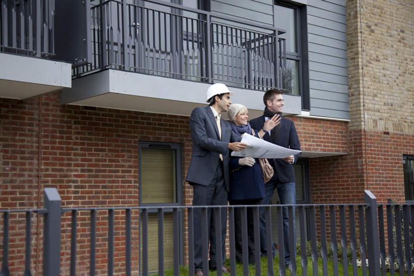 西方人,三个人,工程师,建筑工人,建筑师,家,栏杆,站,笑,微笑,露齿笑,横图,室外,白天,正面,帽子,欧洲,欧洲人,握,服装,装饰,头盔,图纸,房屋,屋子,围栏,设计图,拿,拿着,注视,休闲装,护栏,楼房,顾客,住宅,衣服,安全帽,围巾,观察,看,站着,休闲,温暖,休闲服,握着,服饰,围脖,观看,保暖,华丽,点缀,察看,御寒,关注,工程图,草图,蓝图,衬托,美观,雅致,雅观,主顾,男人,男性,年轻男性,女人,女性,中年女性,白种人,设计,技师,建筑工,建筑设计师,站立,半身,彩图,房子