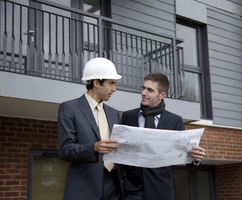 西方人,两个人,工程师,建筑工人,建筑师,家,栏杆,站,笑,微笑,露齿笑,横图,室外,白天,正面,西装,帽子,欧洲,欧洲人,握,套装,正装,装饰,头盔,图纸,房屋,屋子,围栏,领带,设计图,拿,拿着,注视,职业装,护栏,楼房,顾客,住宅,安全帽,围巾,观察,看,站着,温暖,握着,围脖,观看,保暖,华丽,点缀,察看,象征,御寒,庄重,关注,身份,工程图,草图,蓝图,衬托,美观,雅致,雅观,正式,地位,主顾,男人,男性,年轻男性,白种人,设计,技师,建筑工,建筑设计师,站立,半身,彩图,房子