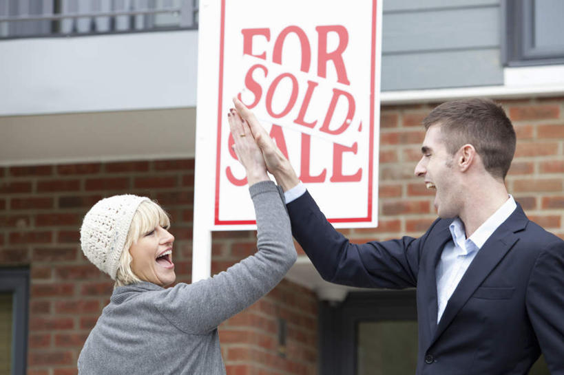 西方人,背部,两个人,家,栏杆,站,横图,室外,白天,正面,西装,爱情,快乐,兴奋,骄傲,成功,胜利,指示牌,帽子,欧洲,欧洲人,击掌,套装,服装,正装,英文,标志,文字,字符,字母,房屋,屋子,围栏,浪漫,大喊,注视,休闲装,职业装,标识,护栏,楼房,住宅,衣服,观察,看,手势,站着,张嘴,休闲,温暖,温馨,休闲服,恩爱,自信,恋人,服饰,观看,英文字母,大叫,和睦,察看,关注,张大嘴巴,棉帽,大呼,男人,男性,年轻女性,女人,女性,中年男性,白种人,情侣,张开嘴,拍手,站立,半身,彩图,欢乐,开心,房子,伴侣,融洽