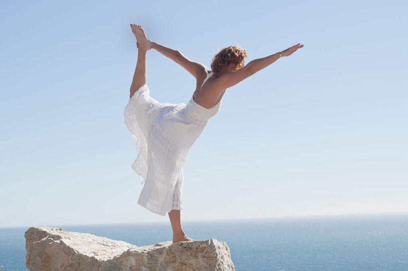 西方人,一个人,站,伸展双臂,横图,室外,白天,侧面,锻炼,瑜伽,运动,海浪,海洋,石头,欧洲,欧洲人,仅一个女性,仅一个人,弯腰,阴影,服装,光线,石子,影子,浪花,水平线,辽阔,海平线,注视,休闲装,衣服,蓝色,蓝天,天空,阳光,海水,天,观察,看,站着,仅一个中年女性,休闲,广阔,休闲服,抬脚,养生,服饰,晴朗,观看,一望无际,察看,关注,海景,万里无云,弯身,无边无际,一马平川,体育,女人,女性,中年女性,白种人,大海,风浪,海,海水的波动,近岸浪,石块,岩石,涌浪,晴空,晴空万里,敞开双臂,伸开双臂,展开双肩,站立,张开手臂,张开双臂,彩图,全身,健身,水天相接,水天一线