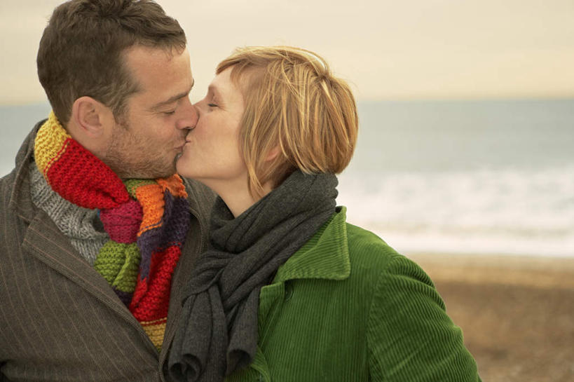 西方人,中年人,两个人,家庭,夫妻,站,闭眼,吻,横图,室外,白天,正面,爱情,海浪,海洋,沙滩,欧洲,欧洲人,服装,朦胧,模糊,装饰,沙子,海岸,浪花,沙地,浪漫,休闲装,衣服,蓝色,蓝天,天空,海水,围巾,天,站着,休闲,温暖,温馨,一家人,休闲服,恩爱,恋人,服饰,晴朗,围脖,保暖,华丽,点缀,和睦,御寒,海景,万里无云,衬托,美观,雅致,雅观,男人,男性,女人,女性,中年男性,中年女性,白种人,夫妇,情侣,大海,风浪,海,海水的波动,海滩,近岸浪,涌浪,晴空,晴空万里,闭眼睛,闭着眼,闭着眼睛,接吻,亲,亲吻,亲嘴,站立,半身,彩图,伴侣,融洽