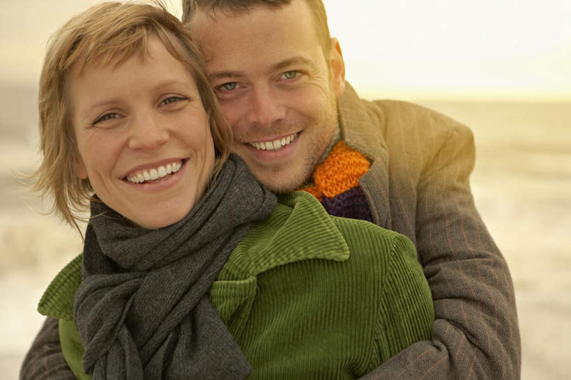 西方人,中年人,脸,头,脸颊,两个人,家庭,夫妻,站,抱,笑,微笑,露齿笑,横图,室外,特写,白天,正面,爱情,沙滩,欧洲,欧洲人,阴影,服装,朦胧,模糊,装饰,光线,沙子,影子,海岸,沙地,浪漫,注视,休闲装,肩膀,衣服,阳光,围巾,观察,看,站着,休闲,温暖,温馨,一家人,休闲服,恩爱,恋人,服饰,围脖,抱着,观看,保暖,华丽,点缀,和睦,察看,搂着,御寒,关注,衬托,美观,雅致,雅观,男人,男性,女人,女性,中年男性,中年女性,白种人,头部,脸部,脸蛋,面部,夫妇,情侣,海滩,搂,搂抱,站立,半身,彩图,伴侣,融洽