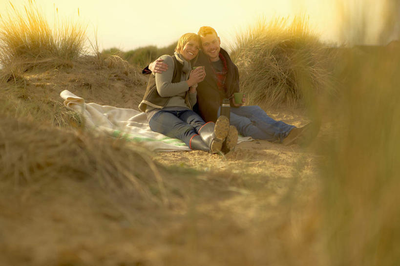 西方人,中年人,两个人,家庭,夫妻,坐,笑,微笑,露齿笑,横图,室外,白天,正面,爱情,草地,沙滩,植物,杯子,纺织品,金属制品,欧洲,欧洲人,握,阴影,服装,朦胧,模糊,装饰,光线,金属,瓷器,毛毯,沙子,毯子,影子,海岸,咖啡杯,陶瓷制品,沙地,浪漫,拿,拿着,注视,休闲装,草,纺织,两个,衣服,绿色,阳光,瓶子,垫子,观察,看,靠,靠着,休闲,温暖,温馨,一家人,休闲服,恩爱,搭,握着,恋人,服饰,观看,华丽,修饰,点缀,和睦,察看,搭着,关注,瓷杯,衬托,美观,雅致,雅观,男人,男性,女人,女性,中年男性,中年女性,白种人,夫妇,情侣,海滩,坐着,彩图,全身,伴侣,融洽