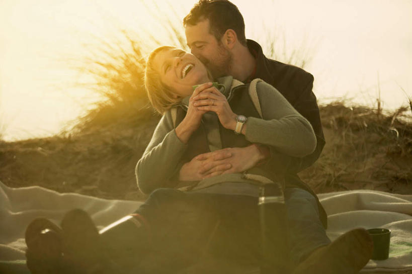 西方人,中年人,两个人,家庭,夫妻,坐,抱,笑,微笑,露齿笑,横图,室外,白天,正面,爱情,草地,沙滩,植物,杯子,纺织品,金属制品,欧洲,欧洲人,握,阴影,服装,装饰,光线,金属,瓷器,毛毯,沙子,毯子,影子,海岸,咖啡杯,陶瓷制品,沙地,浪漫,拿,拿着,扭头,注视,休闲装,草,纺织,两个,衣服,绿色,阳光,瓶子,垫子,观察,看,靠,靠着,转头,休闲,温暖,温馨,一家人,休闲服,恩爱,握着,恋人,服饰,抱着,观看,华丽,修饰,点缀,和睦,察看,搂着,关注,瓷杯,衬托,美观,雅致,雅观,男人,男性,女人,女性,中年男性,中年女性,白种人,夫妇,情侣,海滩,搂,搂抱,坐着,半身,彩图,伴侣,融洽