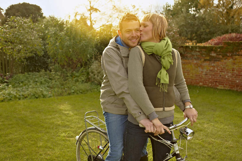 西方人,中年人,两个人,家庭,夫妻,站,笑,吻,微笑,露齿笑,横图,室外,白天,正面,爱情,草地,草坪,植物,自行车,欧洲,欧洲人,一辆,握,阴影,服装,裤子,装饰,光线,影子,墙,浪漫,拿,拿着,扭头,注视,牛仔裤,休闲装,墙壁,墙面,车,脚踏车,草,树,树木,衣服,蓝色,绿色,蓝天,天空,阳光,自然,围巾,交通工具,天,观察,看,站着,转头,休闲,温暖,温馨,一家人,休闲服,恩爱,握着,恋人,服饰,生长,晴朗,成长,围脖,观看,保暖,华丽,点缀,和睦,察看,御寒,关注,载具,万里无云,衬托,美观,雅致,雅观,男人,男性,女人,女性,中年男性,中年女性,白种人,夫妇,情侣,晴空,晴空万里,亲,亲吻,站立,半身,彩图,伴侣,融洽