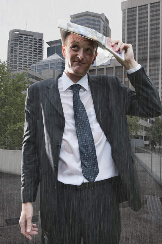 西方人,一个人,商务人士,商务男性,高楼大厦,站,笑,微笑,竖图,室外,白天,正面,衬衫,雨,暴雨,大雨,大厦,建筑,摩天大楼,报纸,欧洲,欧洲人,仅一个男性,仅一个人,仅一个中年男性,覆盖,握,阴影,套装,光线,信息,影子,领带,折叠,拿,拿着,注视,天空,阳光,天,观察,看,站着,握着,观看,细雨,新闻,察看,象征,庄重,关注,商务装,身份,工薪阶层,正式,地位,男人,男性,中年男性,白种人,白领,上班族,小雨,站立,半身,彩图,衬衣,大楼,高层建筑,高楼,摩天楼,报刊