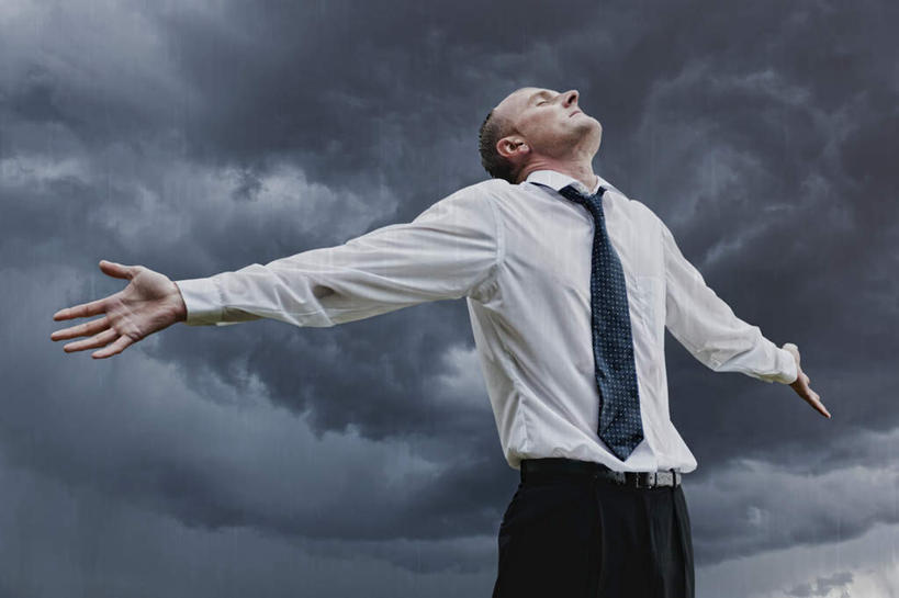 西方人,一个人,商务人士,商务男性,站,闭眼,伸展双臂,横图,室外,白天,仰视,衬衫,雨,暴雨,大雨,欧洲,欧洲人,仅一个男性,仅一个人,仅一个中年男性,套装,乌云,云,阴天,云朵,领带,云彩,天空,天,站着,细雨,昏暗,象征,阴沉,庄重,商务装,身份,工薪阶层,正式,地位,男人,男性,中年男性,白种人,白领,上班族,小雨,闭眼睛,闭着眼,闭着眼睛,敞开双臂,伸开双臂,抬头,仰头,展开双肩,站立,张开手臂,张开双臂,半身,彩图,低角度拍摄,衬衣