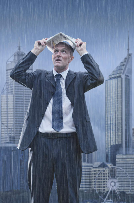 西方人,一个人,商务人士,商务男性,站,举,笑,微笑,竖图,室外,白天,正面,衬衫,雨,暴雨,大雨,报纸,欧洲,欧洲人,仅一个男性,仅一个人,仅一个中年男性,套装,信息,乌云,云,阴天,云朵,折叠,云彩,注视,天空,天,观察,看,托,站着,遮,遮掩,观看,细雨,新闻,察看,掩盖,遮挡,昏暗,阴沉,关注,商务装,工薪阶层,遮盖,掩饰,男人,男性,中年男性,白种人,白领,上班族,小雨,举起,举手,举着,向上举,向上伸,向上托,站立,半身,彩图,衬衣,报刊