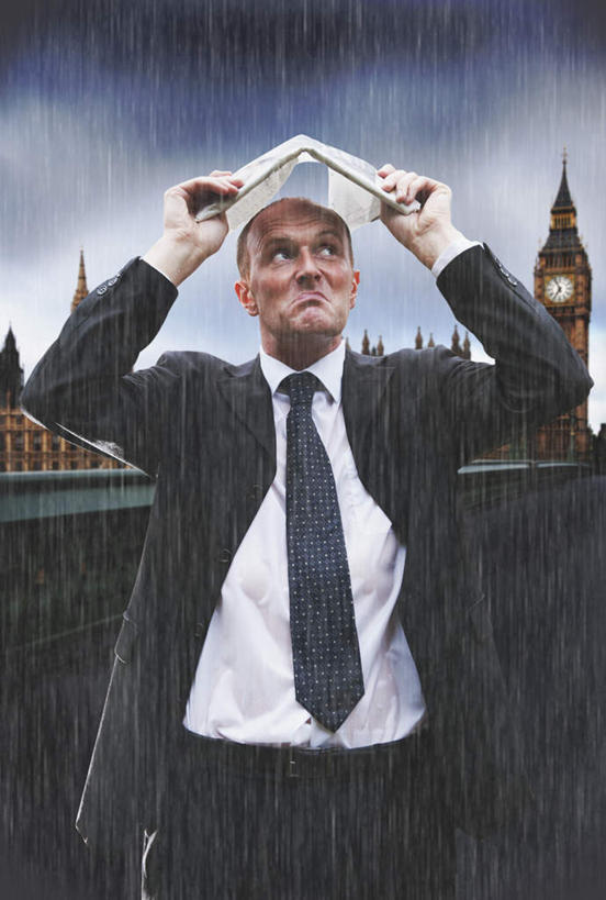 西方人,一个人,商务人士,商务男性,站,举,笑,微笑,竖图,室外,白天,正面,衬衫,雨,暴雨,大雨,报纸,欧洲,欧洲人,仅一个男性,仅一个人,仅一个中年男性,套装,信息,乌云,云,阴天,云朵,折叠,云彩,注视,天空,天,观察,看,托,站着,遮,遮掩,观看,细雨,新闻,察看,掩盖,遮挡,昏暗,阴沉,关注,商务装,工薪阶层,遮盖,掩饰,男人,男性,中年男性,白种人,白领,上班族,小雨,举起,举手,举着,向上举,向上伸,向上托,站立,半身,彩图,衬衣,报刊