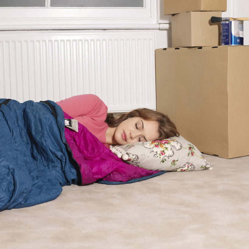 西方人,一个人,躺,闭眼,睡,方图,室内,白天,正面,窗户,地板,靠垫,欧洲,欧洲人,仅一个年轻女性,仅一个女性,仅一个人,服装,包装,纸箱,墙,靠枕,地面,休闲装,木地板,玻璃窗,墙壁,墙面,衣服,蓝色,容器,箱子,垫子,枕头,休闲,休闲服,服饰,搬家,迁移,纸板箱,露营,睡袋,野营,包装箱,宿营,快捷,方便,迁居,乔迁,搬迁,卧着,年轻女性,女人,女性,白种人,闭眼睛,闭着眼,闭着眼睛,困,困觉,寝息,睡觉,躺着,卧,半身,彩图