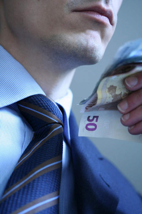 西方人,脸,头,脸颊,手,一个人,商务人士,商务男性,站,笑,微笑,竖图,室内,特写,白天,正面,衬衫,钱,窗户,欧洲,欧洲人,仅一个男性,仅一个人,仅一个中年男性,握,条纹,套装,钱币,墙,领带,拿,拿着,注视,玻璃窗,墙壁,墙面,观察,看,站着,手部,握着,钞票,金融,纸币,经济,观看,单手,察看,象征,庄重,关注,商务装,身份,流通,纸钞,贸易,工薪阶层,正式,地位,货币,现金,男人,男性,中年男性,白种人,头部,脸部,脸蛋,面部,白领,上班族,站立,半身,彩图,衬衣