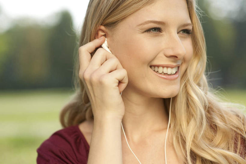 西方人,脸,头,脸颊,一个人,站,笑,微笑,露齿笑,横图,室外,特写,白天,正面,陶醉,快乐,满意,幸福,草地,草坪,植物,欧洲,欧洲人,仅一个年轻女性,仅一个女性,仅一个人,握,服装,朦胧,模糊,音响,音乐,音乐播放器,注视,休闲装,娱乐,肩膀,草,树,树木,衣服,红色,绿色,天空,自然,耳机,随身听,天,观察,看,站着,享受,休闲,休闲服,金色,放松,握着,服饰,生长,成长,观看,察看,舒适,享乐,关注,MP3播放器,年轻女性,女人,女性,白种人,头部,长发,卷发,脸部,脸蛋,面部,站立,半身,彩图,播放器,沉醉