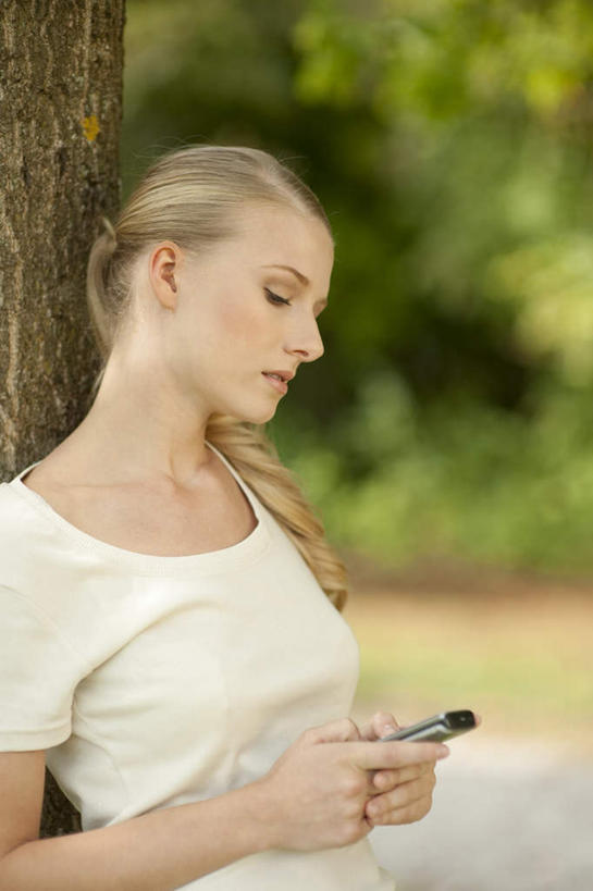 西方人,一个人,站,闭眼,打电话,竖图,室外,白天,侧面,T恤衫,草地,草坪,植物,电话,手机,欧洲,欧洲人,仅一个年轻女性,仅一个女性,仅一个人,握,服装,朦胧,模糊,拿,T恤,拿着,休闲装,通讯设备,草,树,树木,衣服,绿色,自然,靠,靠着,站着,休闲,休闲服,金色,米色,握着,服饰,生长,成长,交流,年轻女性,女人,女性,白种人,长发,卷发,闭眼睛,闭着眼,闭着眼睛,沟通,通话,站立,半身,彩图