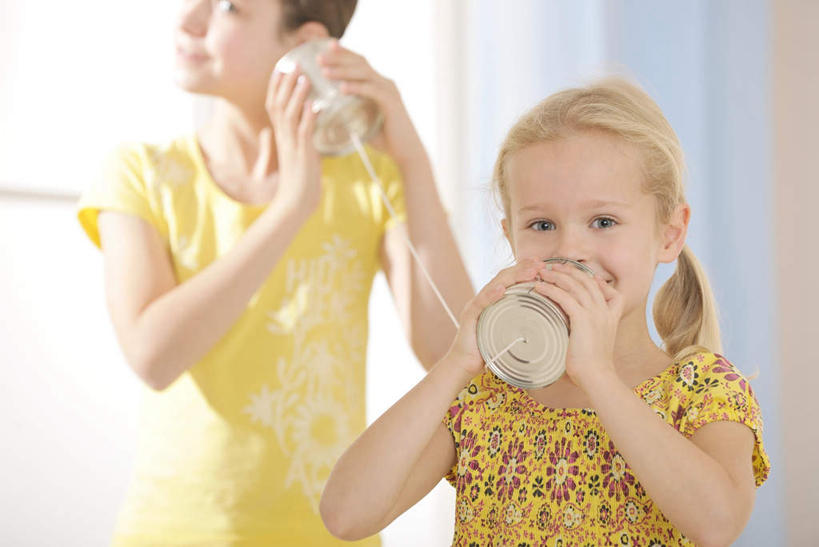 西方人,儿童,头发,两个人,家庭,姐妹,站,笑,微笑,横图,室内,白天,正面,纯洁,窗户,窗帘,欧洲,欧洲人,握,阴影,服装,朦胧,模糊,装饰,光线,影子,拿,拿着,注视,休闲装,喇叭,玻璃窗,小孩,衣服,黄色,蓝色,阳光,帘子,话筒,绳子,观察,看,站着,休闲,温暖,温馨,一家人,休闲服,金色,遮阳,可爱,童年,童趣,握着,服饰,观看,绳索,华丽,修饰,点缀,和睦,察看,关注,传声筒,童真,烂漫,无邪,衬托,美观,雅致,雅观,天真,女孩,女人,女性,白种人,站立,半身,彩图,融洽,女生