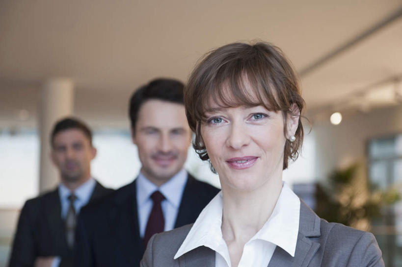 西方人,三个人,伙伴,朋友,商务人士,商务男性,商务女性,办公室,站,笑,微笑,横图,室内,白天,正面,衬衫,友谊,合作,团队,植物,天花板,杯子,欧洲,欧洲人,套装,朦胧,模糊,盆栽,柱子,陶瓷,棕色,盆景,陶瓷制品,注视,耳钉,装饰品,绿色,自然,马克杯,饰品,首饰,水杯,观察,看,站着,战略,生长,成长,观看,察看,关注,商务装,工薪阶层,联合,合谋,耳饰,配合,协作,男人,男性,女人,女性,中年男性,中年女性,白种人,白领,上班族,站立,半身,彩图,衬衣,短发