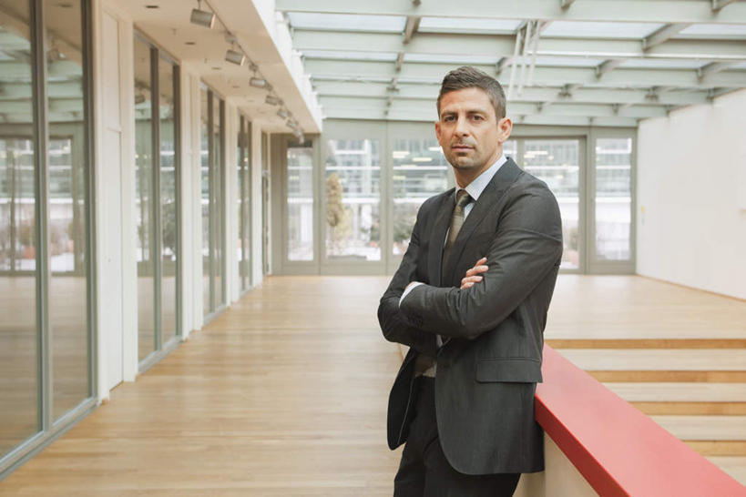 西方人,一个人,商务人士,商务男性,栏杆,站,笑,双手交叉,微笑,横图,室内,白天,侧面,衬衫,楼梯,天花板,欧洲,欧洲人,仅一个男性,仅一个人,仅一个中年男性,套装,阶梯,墙,围栏,地面,注视,护栏,墙壁,墙面,台阶,观察,看,站着,观看,察看,双手抱胸,关注,商务装,工薪阶层,男人,男性,中年男性,白种人,白领,上班族,站立,半身,彩图,衬衣