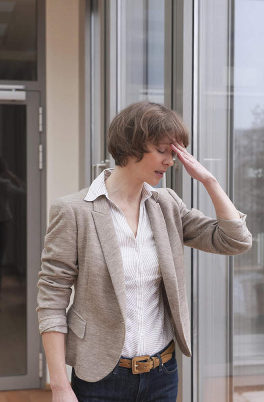 西方人,一个人,站,闭眼,摸,竖图,室内,白天,正面,西装,窗户,欧洲,欧洲人,仅一个女性,仅一个人,撑,抚摸,套装,正装,走道,走廊,过道,棕色,托腮,腰带,玻璃窗,托,站着,仅一个中年女性,生病,皮带,疾病,托下巴,痛苦,配饰,裤带,女人,女性,中年女性,白种人,闭眼睛,闭着眼,闭着眼睛,触摸,接触,站立,半身,彩图,短发