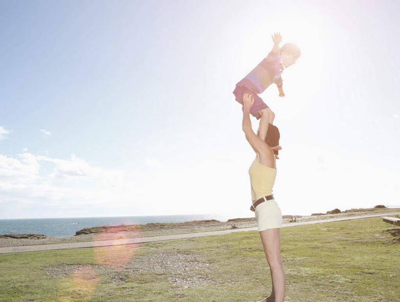 西方人,儿童,中年人,两个人,家庭,母亲,儿子,站,举,伸展双臂,抱,笑,微笑,横图,室外,白天,侧面,纯洁,草地,草坪,海浪,海洋,植物,欧洲,欧洲人,阴影,服装,光线,影子,浪花,云,云朵,云彩,注视,休闲装,草,小孩,衣服,蓝色,绿色,白云,蓝天,天空,阳光,海水,天,观察,看,托,站着,休闲,温暖,温馨,母子,一家人,休闲服,可爱,母爱,童年,童趣,服饰,晴朗,抱着,观看,和睦,察看,关注,海景,童真,烂漫,无邪,天真,男孩,女人,女性,中年女性,白种人,孩子,大海,风浪,海,海水的波动,近岸浪,涌浪,晴空,敞开双臂,举起,举手,举着,伸开双臂,向上举,向上伸,向上托,展开双肩,站立,张开手臂,张开双臂,半身,彩图,眩光,融洽,男生