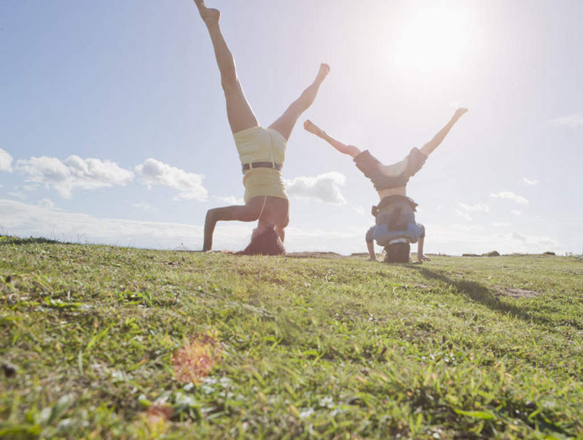 西方人,儿童,中年人,两个人,家庭,母亲,儿子,站,横图,室外,白天,仰视,纯洁,草地,草坪,植物,欧洲,欧洲人,倒立,阴影,服装,光线,影子,云,云朵,云彩,休闲装,光脚,草,小孩,衣服,蓝色,绿色,白云,蓝天,天空,阳光,天,站着,休闲,温暖,温馨,母子,一家人,赤脚,休闲服,可爱,母爱,童年,童趣,服饰,晴朗,张开双腿,和睦,童真,烂漫,无邪,展开双腿,天真,男孩,女人,女性,中年女性,白种人,孩子,晴空,站立,彩图,低角度拍摄,全身,眩光,融洽,男生,伸展双腿