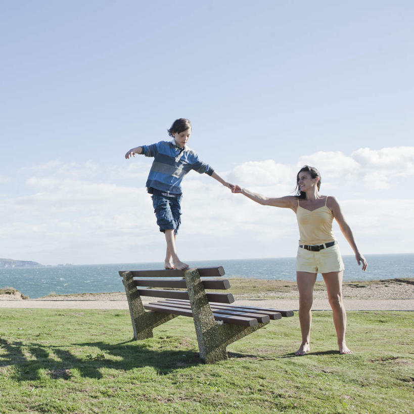 西方人,儿童,中年人,两个人,家庭,母亲,儿子,站,伸展双臂,握手,方图,室外,白天,正面,纯洁,草地,草坪,海浪,海洋,植物,椅子,欧洲,欧洲人,阴影,服装,光线,影子,长椅,木椅,浪花,云,云朵,云彩,注视,休闲装,草,小孩,衣服,蓝色,绿色,白云,蓝天,天空,阳光,海水,天,观察,看,站着,休闲,温暖,温馨,母子,一家人,休闲服,可爱,母爱,童年,童趣,服饰,晴朗,观看,和睦,察看,关注,海景,童真,烂漫,无邪,排椅,天真,男孩,女人,女性,中年女性,白种人,孩子,大海,风浪,海,海水的波动,近岸浪,涌浪,晴空,搀手,敞开双臂,拉手,伸开双臂,手搀手,手拉手,手牵手,手握手,展开双肩,站立,张开手臂,张开双臂,彩图,全身,眩光,融洽,男生