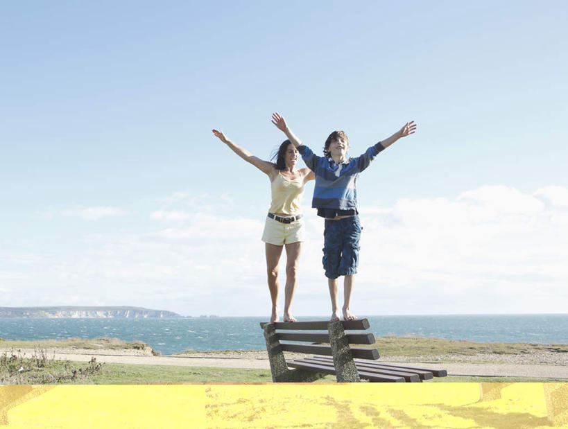 西方人,儿童,中年人,两个人,家庭,母亲,儿子,站,伸展双臂,笑,微笑,横图,室外,白天,正面,纯洁,草地,草坪,海浪,海洋,植物,椅子,欧洲,欧洲人,阴影,服装,光线,影子,长椅,木椅,浪花,云,云朵,云彩,注视,休闲装,光脚,草,小孩,衣服,蓝色,绿色,白云,蓝天,天空,阳光,海水,天,观察,看,站着,休闲,温暖,温馨,母子,一家人,赤脚,休闲服,可爱,母爱,童年,童趣,服饰,晴朗,观看,和睦,察看,关注,海景,童真,烂漫,无邪,天真,男孩,女人,女性,中年女性,白种人,孩子,大海,风浪,海,海水的波动,近岸浪,涌浪,晴空,敞开双臂,伸开双臂,展开双肩,站立,张开手臂,张开双臂,彩图,全身,眩光,融洽,男生