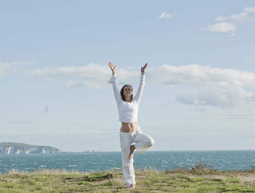 西方人,一个人,站,横图,室外,白天,正面,锻炼,瑜伽,运动,草地,草坪,海浪,海洋,植物,欧洲,欧洲人,仅一个女性,仅一个人,阴影,服装,光线,影子,浪花,云,云朵,云彩,休闲装,光脚,草,衣服,蓝色,绿色,白色,白云,蓝天,天空,阳光,海水,天,站着,仅一个中年女性,休闲,赤脚,休闲服,养生,服饰,晴朗,海景,树式,体育,女人,女性,中年女性,白种人,大海,风浪,海,海水的波动,近岸浪,涌浪,晴空,站立,彩图,全身,健身