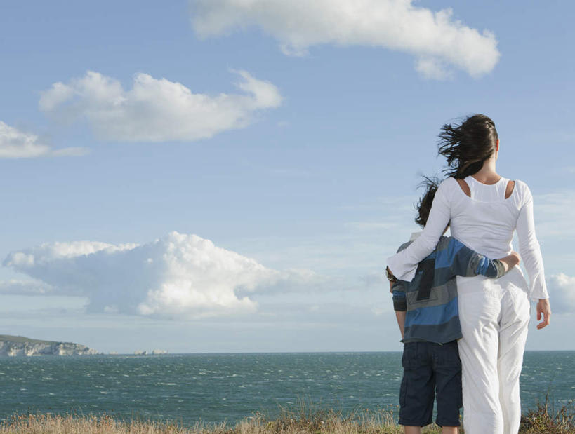 西方人,儿童,中年人,两个人,家庭,母亲,儿子,站,抱,横图,室外,白天,纯洁,草地,草坪,海浪,海洋,植物,欧洲,欧洲人,阴影,服装,光线,影子,浪花,云,云朵,云彩,休闲装,草,小孩,背面,衣服,蓝色,绿色,白云,蓝天,天空,阳光,海水,天,站着,休闲,温暖,温馨,母子,一家人,休闲服,可爱,母爱,童年,童趣,服饰,晴朗,抱着,和睦,搂着,海景,童真,烂漫,无邪,天真,男孩,女人,女性,中年女性,白种人,孩子,大海,风浪,海,海水的波动,近岸浪,涌浪,晴空,搂,搂抱,站立,半身,彩图,眩光,融洽,男生