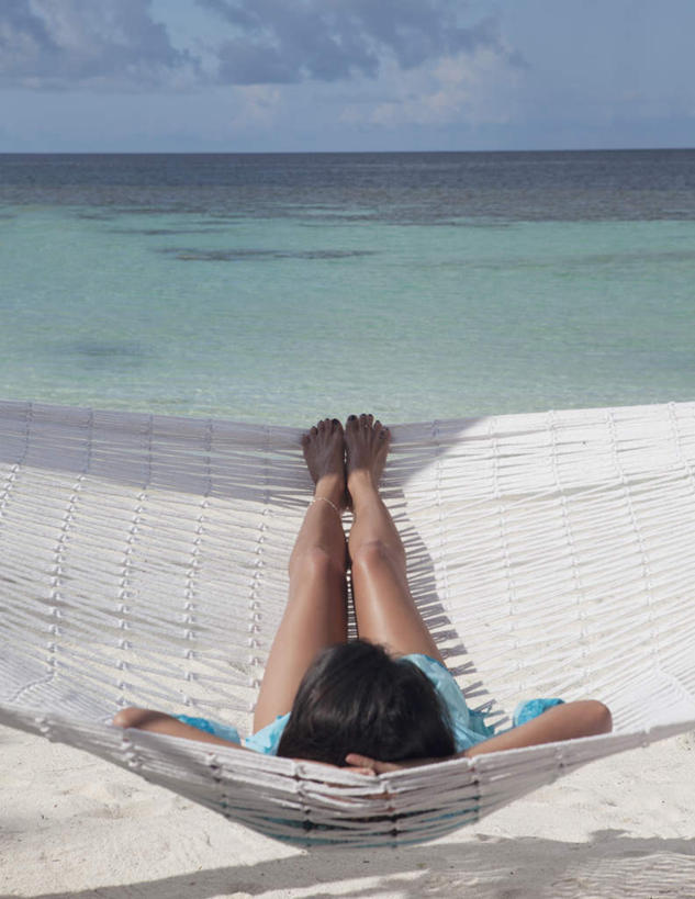 东方人,一个人,躺,闭眼,睡,竖图,俯视,室外,白天,泳装,比基尼,海浪,海洋,沙滩,床,吊床,亚洲,仅一个女性,仅一个人,吊挂,悬挂,阴影,光线,沙子,影子,海岸,浪花,水平线,云,云朵,辽阔,海平线,沙地,挂,云彩,黄种人,光脚,蓝色,白云,蓝天,天空,阳光,海水,天,仅一个中年女性,享受,广阔,赤脚,晴朗,一望无际,双手抱头,安逸,海景,安适,清闲,无边无际,一马平川,卧着,女人,女性,中年女性,亚洲人,大海,风浪,海,海水的波动,海滩,近岸浪,涌浪,晴空,闭眼睛,闭着眼,闭着眼睛,困,困觉,寝息,睡觉,躺着,卧,彩图,高角度拍摄,全身,三点式,泳衣,水天相接,水天一线