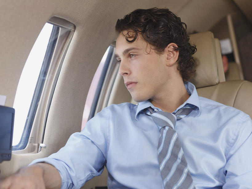 西方人,一个人,商务人士,商务男性,坐,横图,室内,白天,正面,衬衫,窗户,飞机,欧洲,欧洲人,仅一个男性,仅一个人,条纹,套装,领带,交通,扭头,注视,航空,座椅,玻璃窗,座位,仅一个年轻男性,交通工具,观察,看,转头,运输,观看,察看,客机,象征,庄重,关注,载具,商务装,身份,工薪阶层,正式,地位,男人,男性,年轻男性,白种人,卷发,白领,上班族,坐着,半身,彩图,衬衣