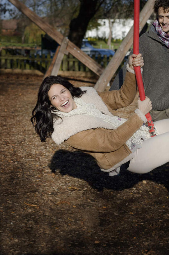 西方人,两个人,家庭,夫妻,站,坐,笑,微笑,露齿笑,竖图,俯视,室外,白天,爱情,游戏,植物,欧洲,欧洲人,握,摇摆,阴影,服装,枯萎,光线,影子,棕色,枯草,浪漫,玩,注视,娱乐,草,树,树木,衣服,黄色,红色,绿色,阳光,自然,秋千,荡秋千,观察,看,站着,休闲,温暖,温馨,一家人,棉衣,恩爱,握着,恋人,服饰,生长,成长,观看,活动,保暖,和睦,察看,御寒,关注,摇晃,棉袄,棉服,冬装,男人,男性,年轻男性,年轻女性,女人,女性,白种人,年轻人,长发,夫妇,情侣,玩耍,嬉戏,站立,坐着,半身,彩图,高角度拍摄,袄子,棉被服,伴侣,融洽