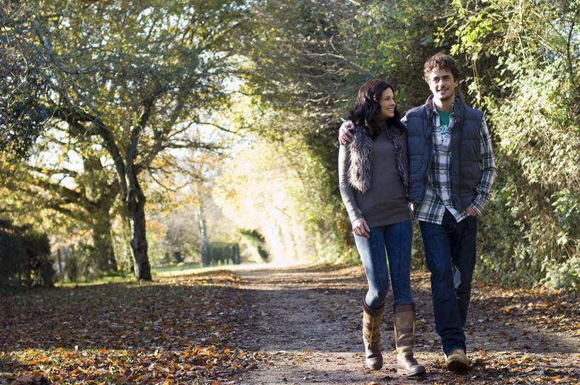 西方人,两个人,夫妻,站,抱,笑,微笑,露齿笑,横图,室外,白天,正面,衬衫,爱情,树林,植物,欧洲,欧洲人,阴影,服装,枯萎,光线,方格,格子,影子,棕色,枯草,浪漫,注视,休闲装,草,树,树木,衣服,黄色,绿色,阳光,自然,观察,看,站着,休闲,休闲服,恩爱,恋人,服饰,生长,成长,抱着,观看,察看,搂着,关注,手插袋,单手插袋,单手抄兜,单手放兜,男人,男性,年轻男性,女人,女性,白种人,长发,夫妇,情侣,插兜,搂,手插兜,手放口袋,站立,彩图,全身,衬衣,伴侣,手抄兜