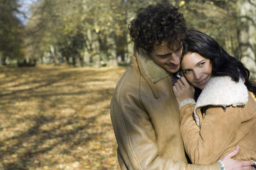 西方人,两个人,家庭,夫妻,站,抱,笑,微笑,横图,室外,白天,正面,爱情,树林,植物,欧洲,欧洲人,阴影,服装,枯萎,装饰,光线,影子,枯草,浪漫,注视,草,树,树木,衣服,黄色,绿色,阳光,自然,围巾,观察,看,站着,温暖,温馨,一家人,棉衣,恩爱,恋人,服饰,生长,成长,围脖,抱着,观看,保暖,华丽,点缀,和睦,察看,搂着,御寒,关注,棉袄,衬托,美观,雅致,雅观,棉服,冬装,男人,男性,年轻男性,年轻女性,女人,女性,白种人,年轻人,夫妇,情侣,搂,搂抱,站立,半身,彩图,袄子,棉被服,伴侣,融洽