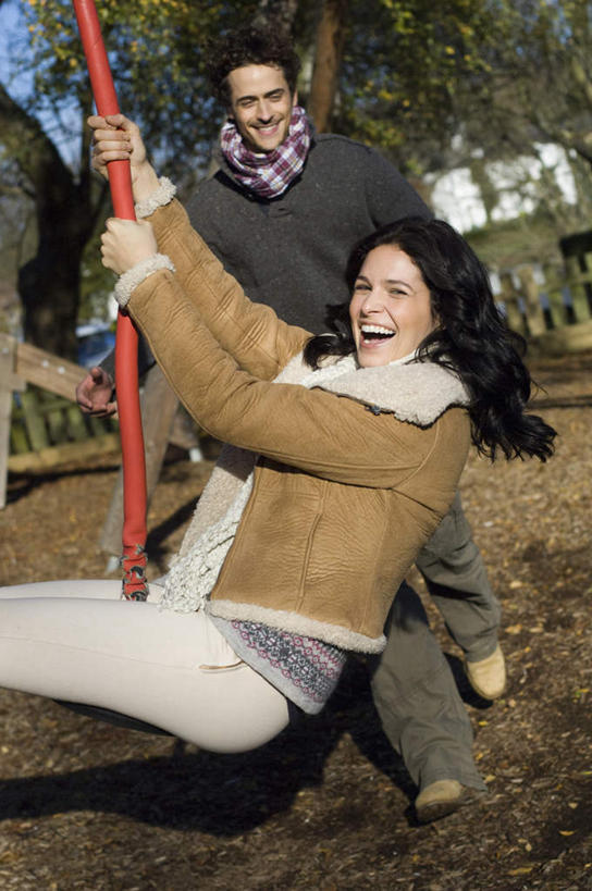 西方人,两个人,家庭,夫妻,坐,笑,微笑,露齿笑,竖图,室外,白天,正面,爱情,游戏,树林,植物,欧洲,欧洲人,握,摇摆,阴影,服装,装饰,光线,影子,浪漫,玩,注视,娱乐,树,树木,衣服,绿色,阳光,自然,围巾,秋千,荡秋千,观察,看,休闲,温暖,温馨,一家人,棉衣,恩爱,握着,恋人,服饰,生长,成长,围脖,观看,活动,保暖,华丽,点缀,和睦,察看,御寒,关注,摇晃,棉袄,衬托,美观,雅致,雅观,棉服,冬装,男人,男性,年轻男性,年轻女性,女人,女性,白种人,年轻人,夫妇,情侣,玩耍,嬉戏,坐着,半身,彩图,袄子,棉被服,伴侣,融洽