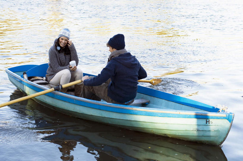 划船,咖啡,西方人,两个人,家庭,夫妻,坐,横图,俯视,室外,白天,爱情,幸福,湖,湖泊,水,船,杯子,帽子,欧洲,欧洲人,一艘,握,阴影,波纹,服装,光线,船桨,瓷器,影子,湖面,水流,水面,游艇,咖啡杯,陶瓷制品,涟漪,浪漫,拿,拿着,注视,娱乐,相视,饮料,衣服,蓝色,水纹,阳光,交通工具,波浪,湖水,观察,驾驶,看,行驶,享受,休闲,温暖,温馨,一家人,面对面,棉衣,恩爱,放松,乐趣,握着,恋人,服饰,观看,对视,保暖,操纵,和睦,控制,察看,提神,舒适,互视,御寒,关注,载具,瓷杯,醒脑,相对,操控,棉袄,相看,水晕,软饮料,棉帽,把持,荡舟,棉服,冬装,男人,男性,年轻男性,年轻女性,女人,女性,白种人,年轻人,夫妇,情侣,坐着,彩图,高角度拍摄,全身,袄子,棉被服,伴侣,融洽