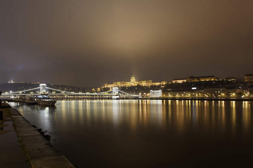 无人,码头,横图,室外,夜晚,正面,度假,河流,美景,水,城市风光,城市,大桥,港口,立交桥,桥梁,欧洲,匈牙利,阴影,光线,影子,河水,景观,水流,云,云朵,高架,斜拉桥,桥,灯光,首都,娱乐,倒影,天空,天,享受,休闲,景色,放松,布达佩斯,倒映,中欧,游艇码头,多瑙河,反照,匈牙利共和国,彩图,摆渡口,埠头,渡口,渡头,港湾,海港,口岸