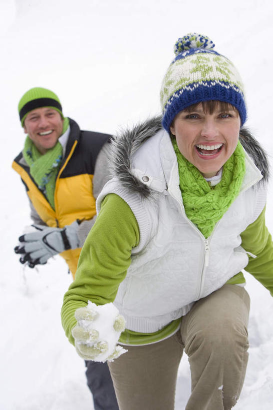 西方人,中年人,两个人,家庭,夫妻,笑,微笑,露齿笑,竖图,室外,白天,正面,爱情,树林,雪,植物,大雪,帽子,欧洲,欧洲人,追逐,奔驰,追赶,服装,积雪,雪景,冬季,冬天,浪漫,注视,树,树木,衣服,绿色,自然,手套,奔跑,观察,看,温暖,温馨,一家人,恩爱,寒冷,恋人,服饰,生长,成长,观看,保暖,和睦,察看,御寒,关注,滑雪服,棉帽,严寒,竞技服,旅游服,冬装,男人,男性,女人,女性,中年男性,中年女性,白种人,夫妇,情侣,半身,彩图,伴侣,融洽