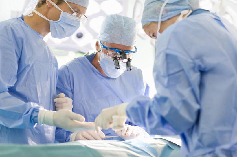 西方人,背部,三个人,伙伴,朋友,医生,病人,医院,站,躺,横图,室内,白天,正面,工作服,制服,友谊,合作,团队,仪器,照明,欧洲,欧洲人,检查,工作,反射,分离,分析,科学,放大镜,灯光,过滤,分开,注视,灯,蓝色,口罩,手套,灯具,观察,看,站着,医护人员,医疗人员,隔断,橡胶,清晰,探索,战略,遮掩,放大,观看,隔离,仔细,照亮,透镜,察看,手术,卫生,手术室,掩盖,凸透镜,遮挡,聚焦,照明设备,关注,净化,病患,间隔,橡胶手套,预防,橡胶制品,遮盖,无影灯,防尘,医疗机构,SL手术放大镜,医用手套,光学,清楚,联合,合谋,掩饰,断绝,隔开,屏蔽,屏绝,远离,中断,阻遏,阻隔,工作制服,手术放大镜,卧着,配合,协作,男人,男性,女人,女性,中年男性,中年女性,白种人,大夫,患者,就医者,躺着,卧,站立,半身,彩图,工作套服,病院,诊所