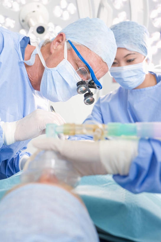 西方人,四个人,伙伴,朋友,医生,病人,医院,站,躺,竖图,室内,白天,正面,工作服,制服,友谊,合作,团队,机器,仪器,照明,欧洲,欧洲人,握,检查,工作,反射,分离,分析,科学,医学,放大镜,灯光,过滤,拿,分开,拿着,注视,设备,灯,蓝色,口罩,手套,灯具,观察,看,站着,医护人员,医疗人员,隔断,橡胶,清晰,探索,战略,握着,遮掩,放大,观看,隔离,仔细,照亮,透镜,察看,手术,医疗,医疗设备,卫生,手术室,呼吸机,掩盖,凸透镜,遮挡,聚焦,照明设备,关注,净化,病患,间隔,医疗器械,橡胶手套,预防,医疗工具,橡胶制品,遮盖,无影灯,防尘,医疗机构,SL手术放大镜,医用手套,光学,清楚,联合,合谋,掩饰,断绝,隔开,屏蔽,屏绝,远离,中断,阻遏,阻隔,工作制服,手术放大镜,卧着,配合,协作,男人,男性,女人,女性,中年男性,中年女性,白种人,大夫,患者,就医者,躺着,卧,站立,半身,彩图,工作套服,病院,诊所